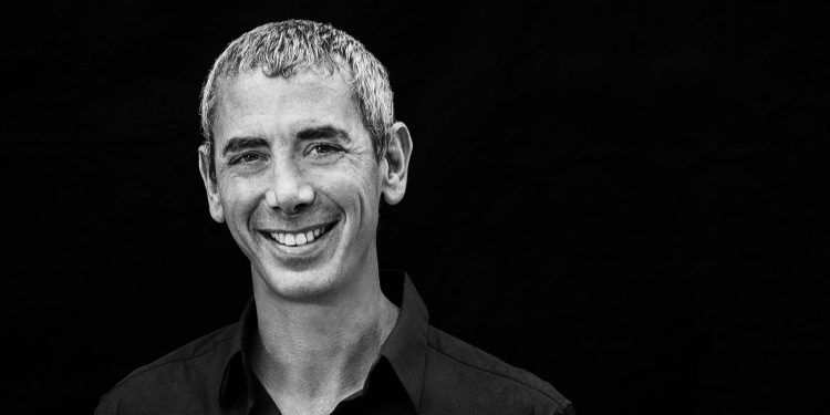 Steven Kotler is a New York Times bestselling author, an award-winning journalist and the co-founder/director of research for the Flow Genome Project. He is one of the world's leading experts on high performance. In this episode, he teaches us about flow.
