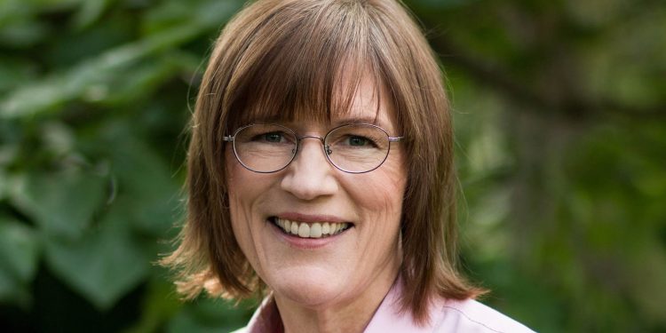 Dr. Barbara Oakley is a professor of engineering at Oakland University. She teaches the world's largest and most popular online course, Learning How to Learn, with over 2 million students. In this episode we discuss what learning is all about, and how to overcome various learning challenges.