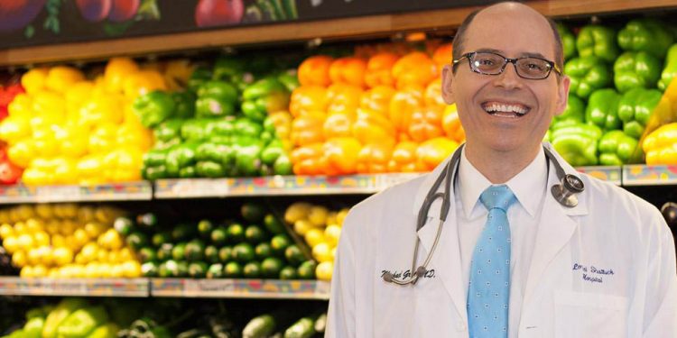 Michael Greger is a New York Times best-selling author, a physician, an internationally recognized professional speaker, and, most importantly, an expert on nutrition. In this episode, we talk about fruit, legumes, animal protein and nutrition in general, and we figure out which the best choices for our nutrition are.